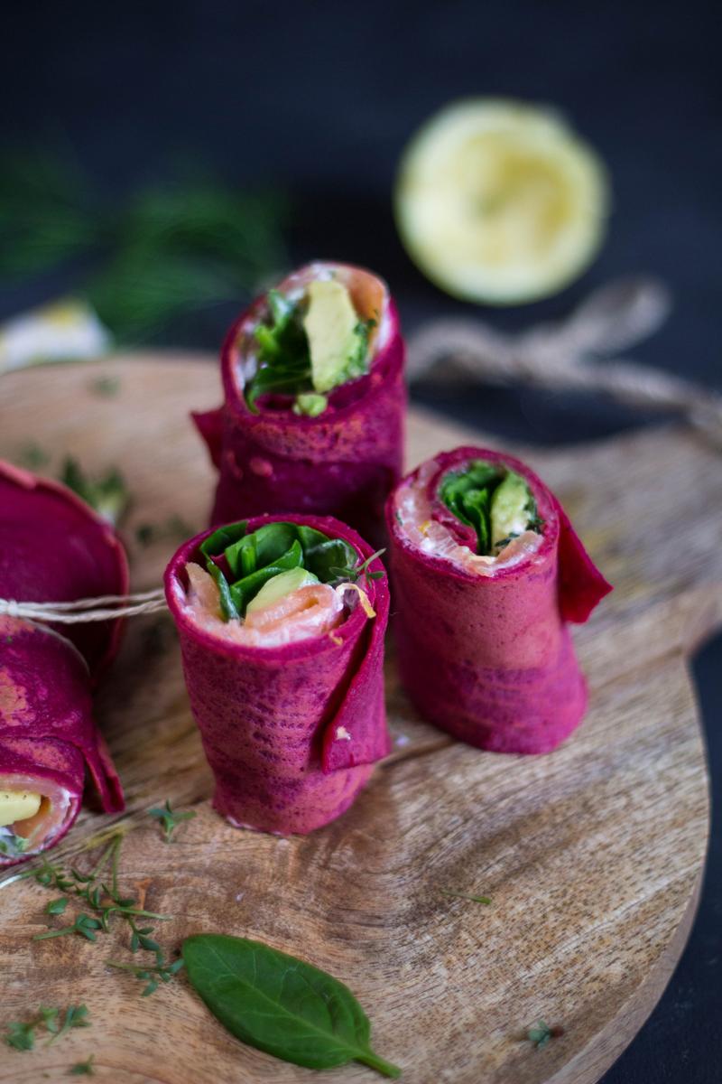 Rezeptbild: Herzhafter Rote Beete Wrap mit Räucherlachs und Avocado 