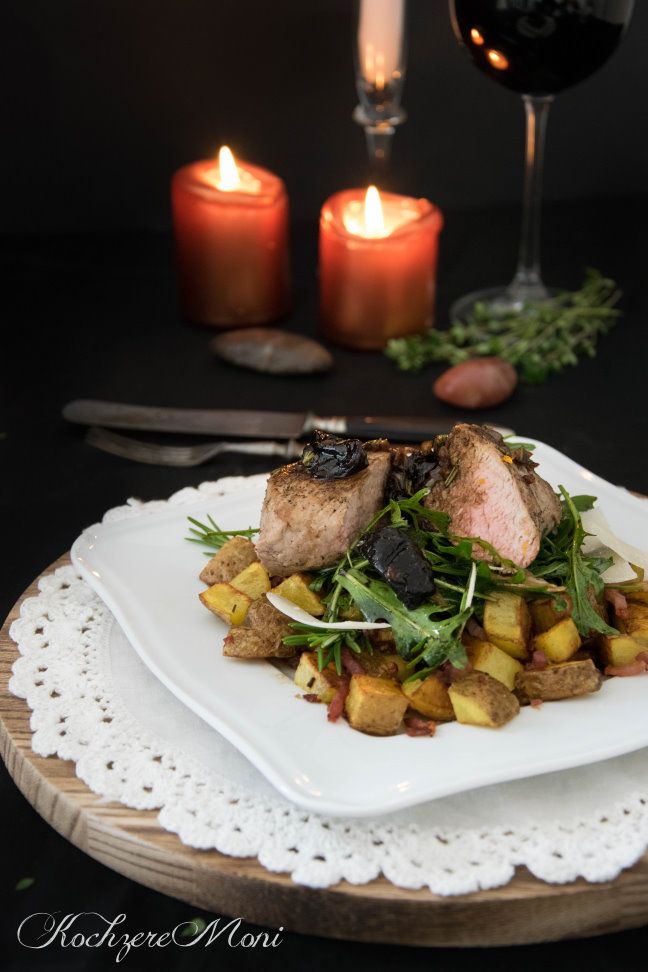 Rezeptbild: Schweinefilet mit Rosmarin-Pflaumen, Speckkartoffeln und Parmesan-Rucolasalat