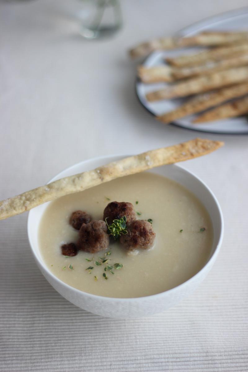 Rezeptbild: Weiße Bohnensuppe mit Kartoffeln und Fleischbällchen und Fenchel-Knusperstangen