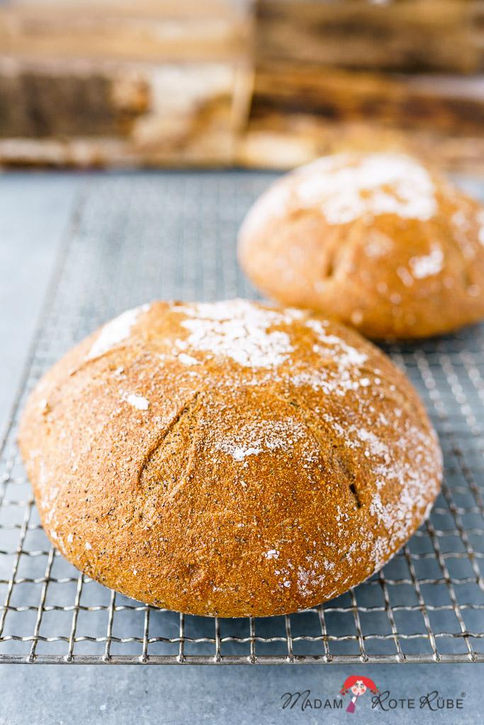 Rezeptbild: Weizenvollkornbrot mit Mohn – das ist Glück im Kleinen