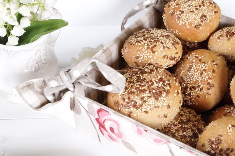 Rezeptbild: Amaranth Dinkelbrötchen mit Sesam Leinsamenkruste 