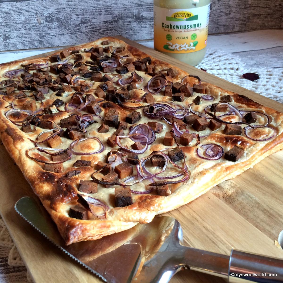 Rezeptbild: Schneller Flammkuchen mit Cashewcreme, Tofu und roten Zwiebeln