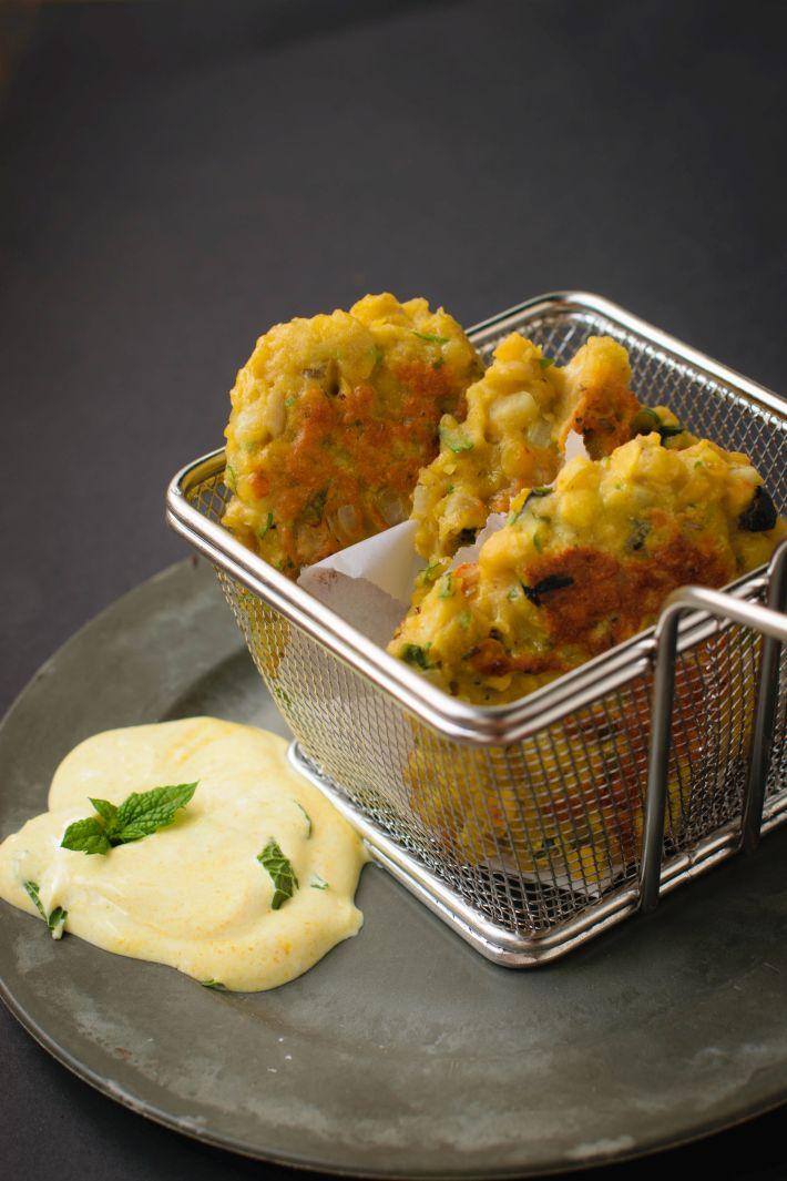 Rezeptbild: Linsenpatties aus gelben Linsen mit Zitronen-Minze-Dipp