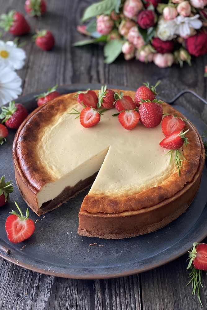Rezeptbild: Käsekuchen trifft auf Schokorührteig mit frischen Erdbeeren