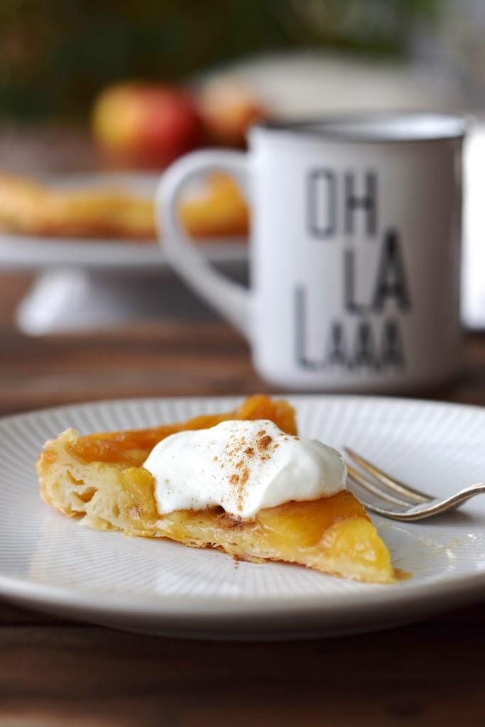 Rezeptbild: Oh la la! Einfache Apfel Tarte Tatin mit Blätterteig aus der Pfanne
