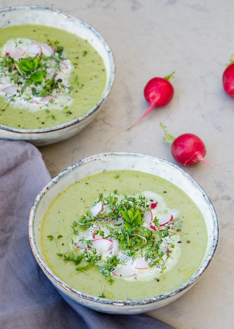 Rezeptbild: sommerliche Erbsensuppe mit Basilikumpesto
