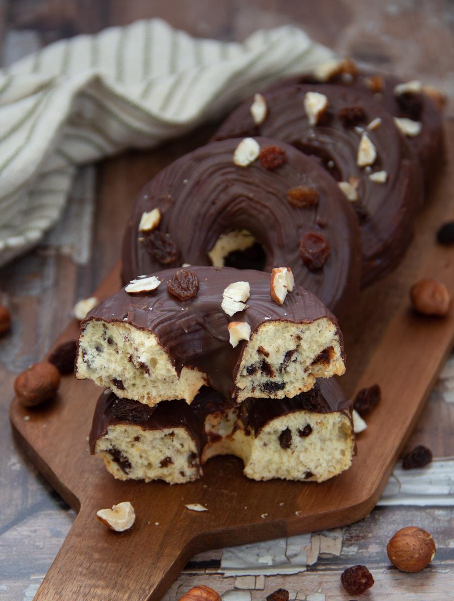 Rezeptbild: Rum-Traube-Nuss-Donuts aus dem Ofen