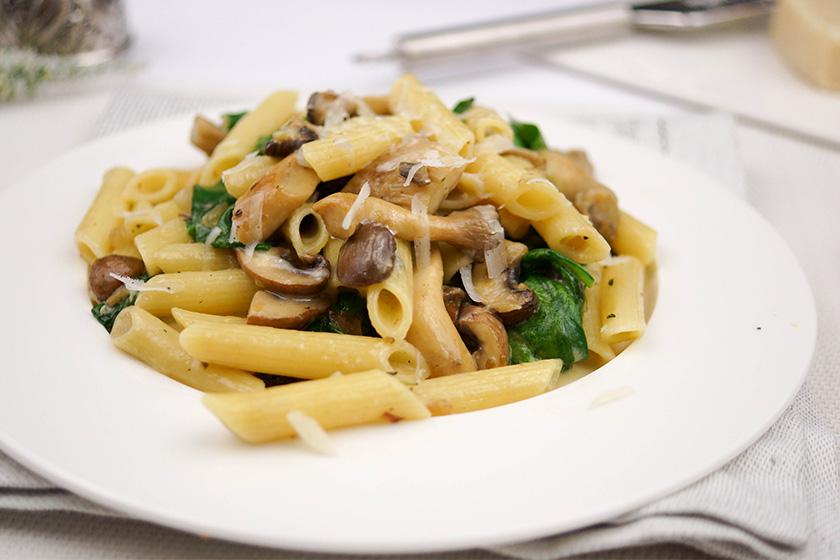 Rezeptbild: Pasta mit Spinat, Pilzen und frischen Kräutern in Gorgonzola-Soße