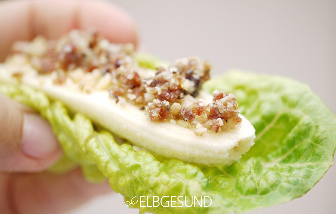 Rezeptbild: Banane im Salatblatt mit Granola – mal was ganz anderes zum Frühstück, ein Besuch in der Raw Food-Küche