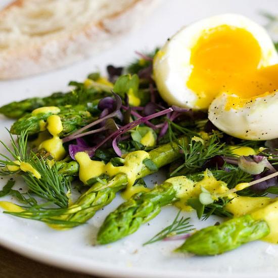 Rezeptbild: Grüner Spargel mit weichem Ei und vegane Homemade Mandel Mayonnaise