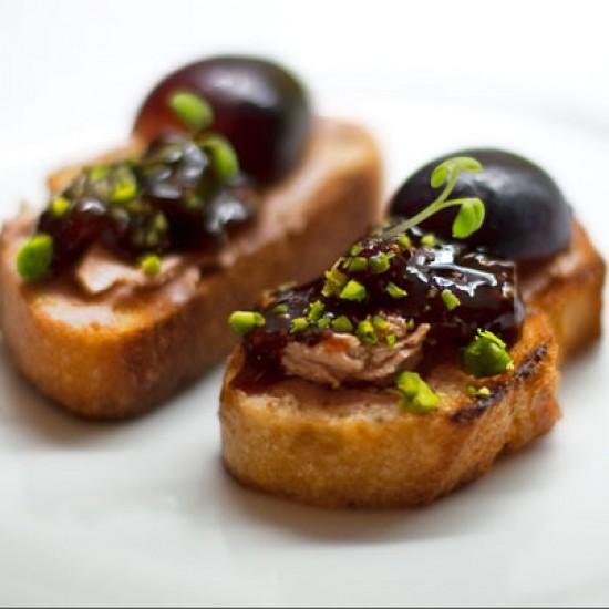 Rezeptbild: Crostini mit Foie Gras, Traube, Feigenconfit
