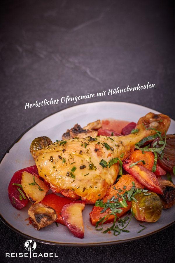 Rezeptbild: Herbstliches Ofengemüse mit Hühnchenkeulen