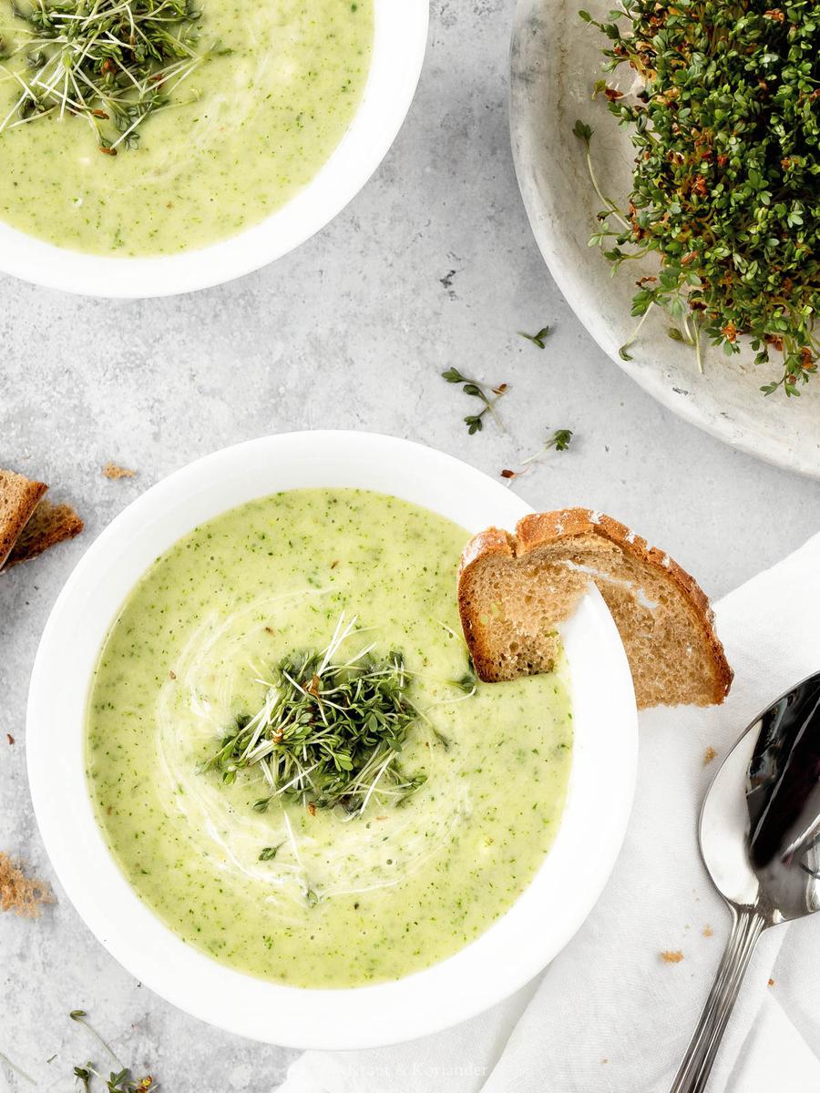 Rezeptbild: Kartoffel-Kressesuppe mit Schwarzbrotchips