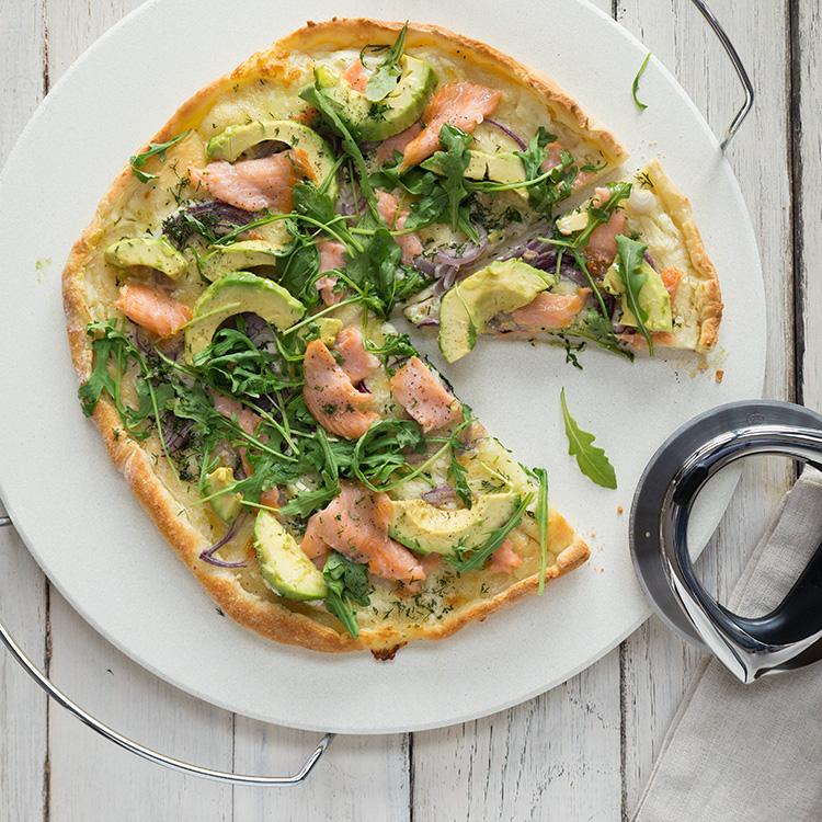 Rezeptbild: Pizza mit Räucherlachs und Avocado