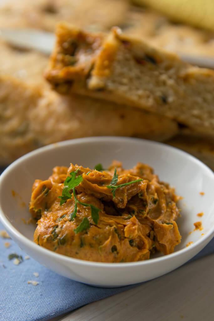 Rezeptbild: Weiches Tomaten Oliven Focaccia mit feuriger Knoblauch Butter