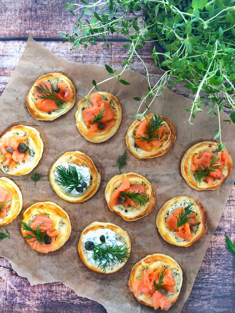 Rezeptbild: BLÄTTERTEIGTÖRTCHEN MIT RÄUCHERLACHS UND KAPERNSCHMAND