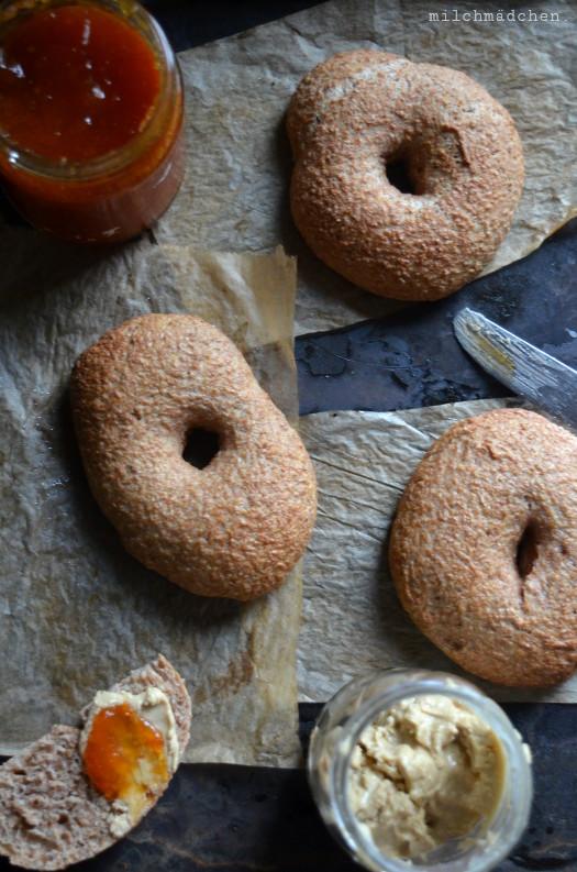 Rezeptbild: Bran Bagels und Aprikosen-Tomatenmarmelade ohne Gelierzucker