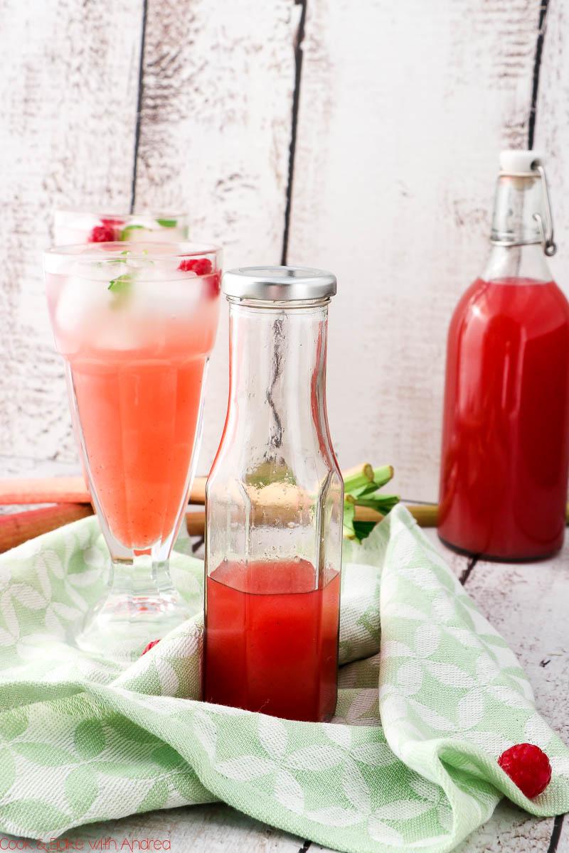 Rezeptbild: Rhabarber-Sirup und Rhabarber-Eistee selber machen