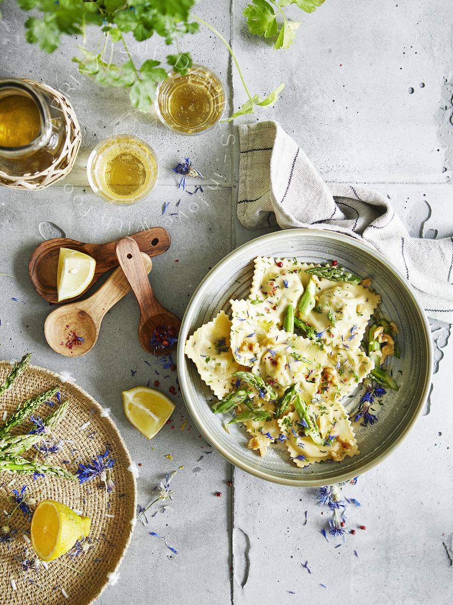 Rezeptbild: RAVIOLI MIT GRÜNEM SPARGEL, KORNBLUMEN & WALNUSSBUTTER