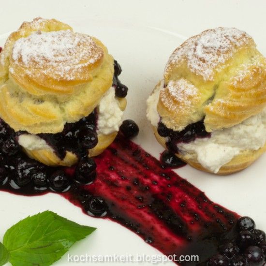Rezeptbild: Windbeutel und Waldheidelbeeren