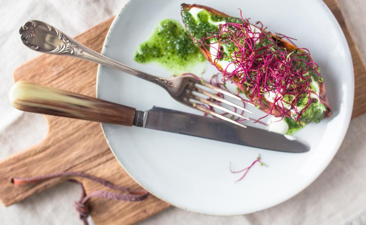 Rezeptbild: Sweet Potato aus dem Ofen mit Sauerrahm und Pesto