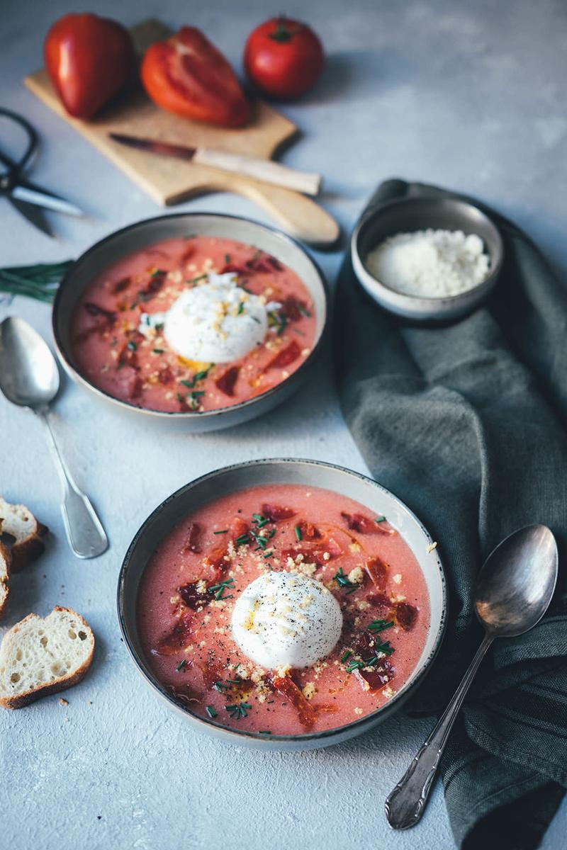 Rezeptbild: Kalte Tomatensuppe Salmorejo Style mit Burrata, Mandeln und Serranoschinken