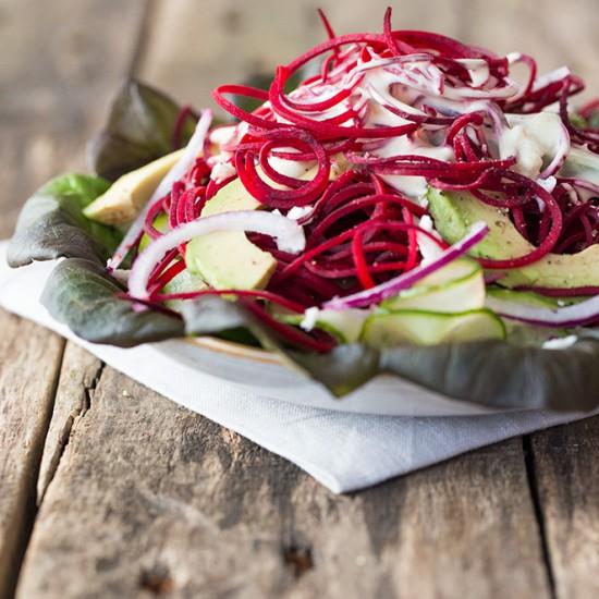 Rezeptbild: Salat aus Rote-Bete-Spaghetti, Avocado und Ziegenkäse
