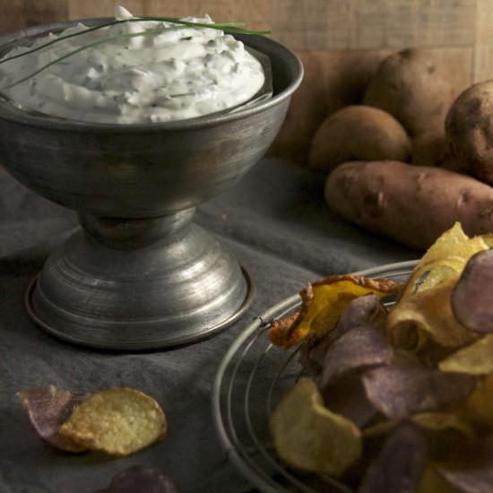 Rezeptbild: Kartoffelchips und Dip mit frischem wilden Schnittlauch