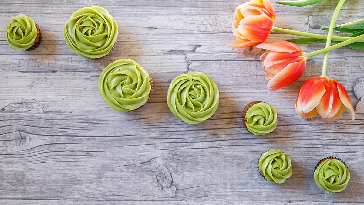 Rezeptbild: Toffeeplum Cupcake an Avocadotopping