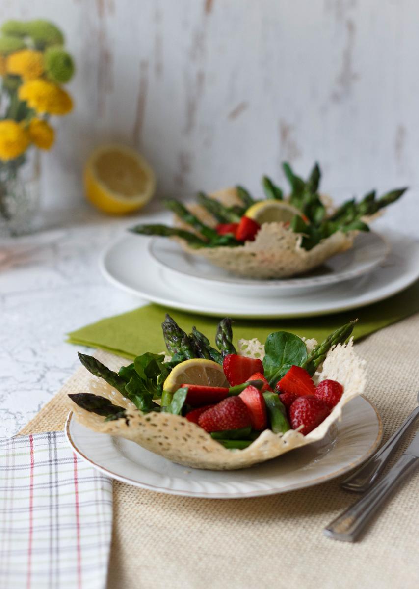 Rezeptbild: Spargel-Erdbeer-Salat auf essbarem Parmesanteller