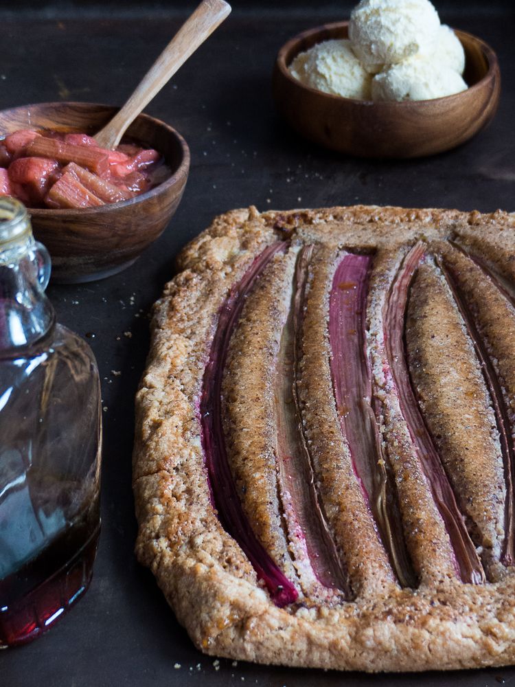 Rezeptbild: rustikale Rhabarber Haselnuss Frangipane Galette 