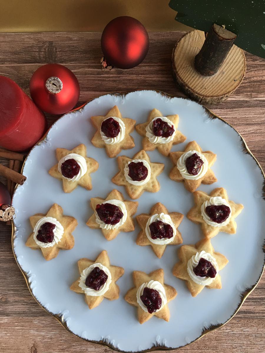 Rezeptbild: Shortbread-Sterne mit Creme und Glühwein-Beeren