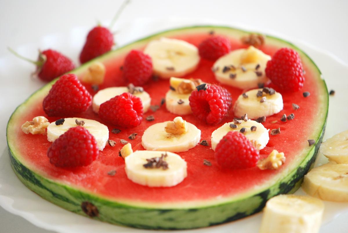 Rezeptbild: Wassermelonen-Pizza mit Banane, Himbeeren und Walnüssen