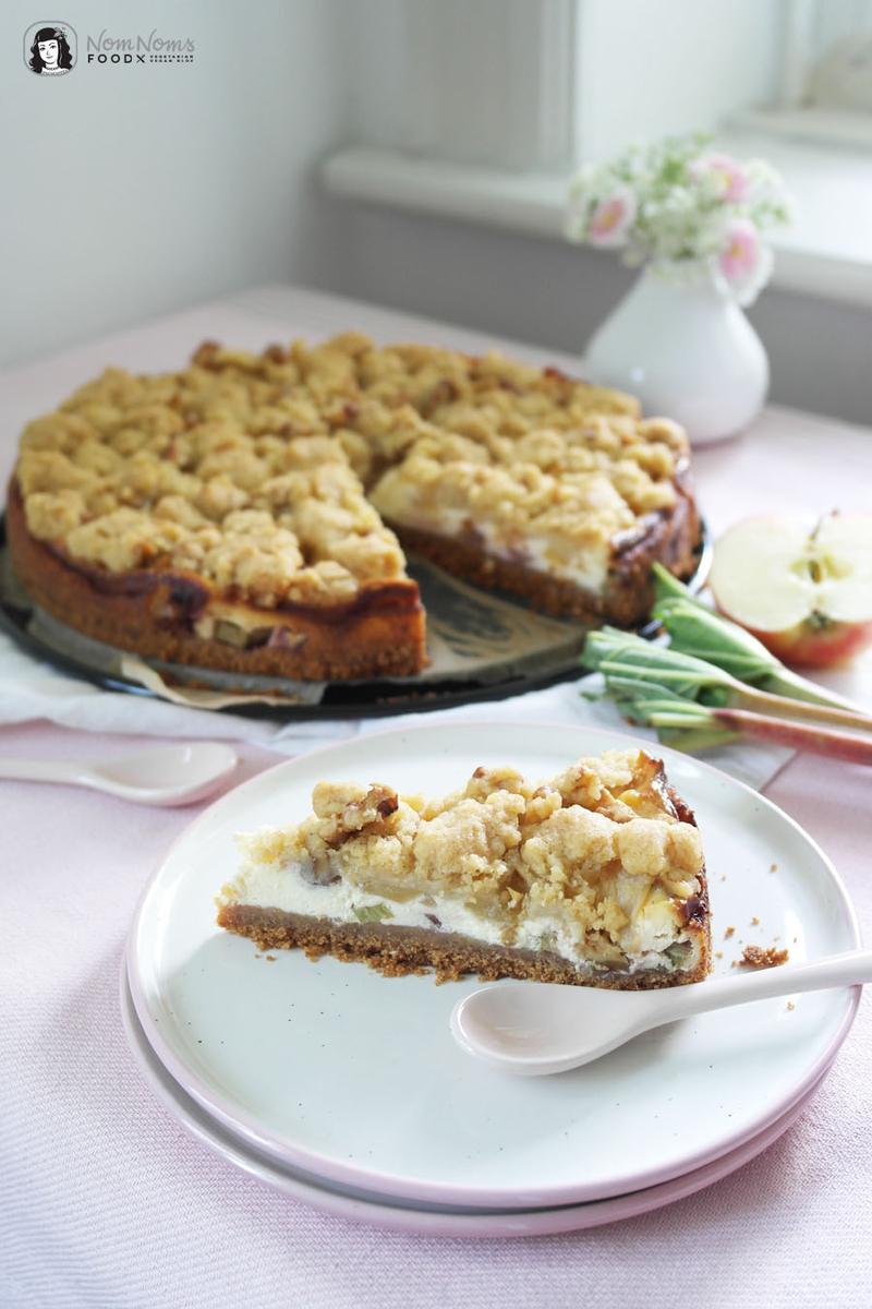 Rezeptbild: Apfel-Rhabarber-Käsekuchen mit Walnuss-Streusel-Decke