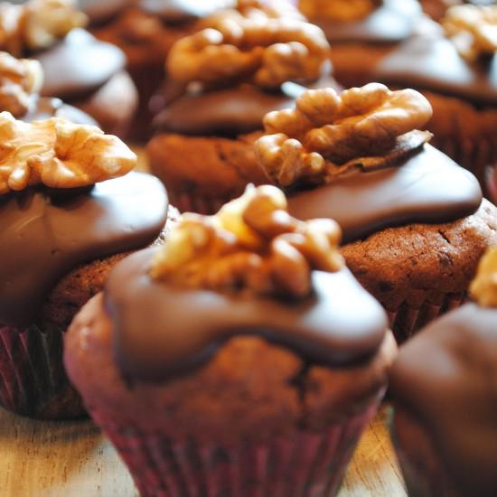 Rezeptbild: Mini Schoko-Muffins mit gehackten Walnüssen