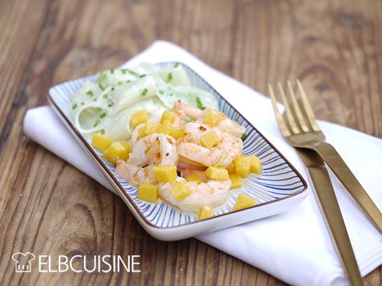 Rezeptbild: Garnelen mit Gurkensalat und Mangowürfeln nach Henssler Art