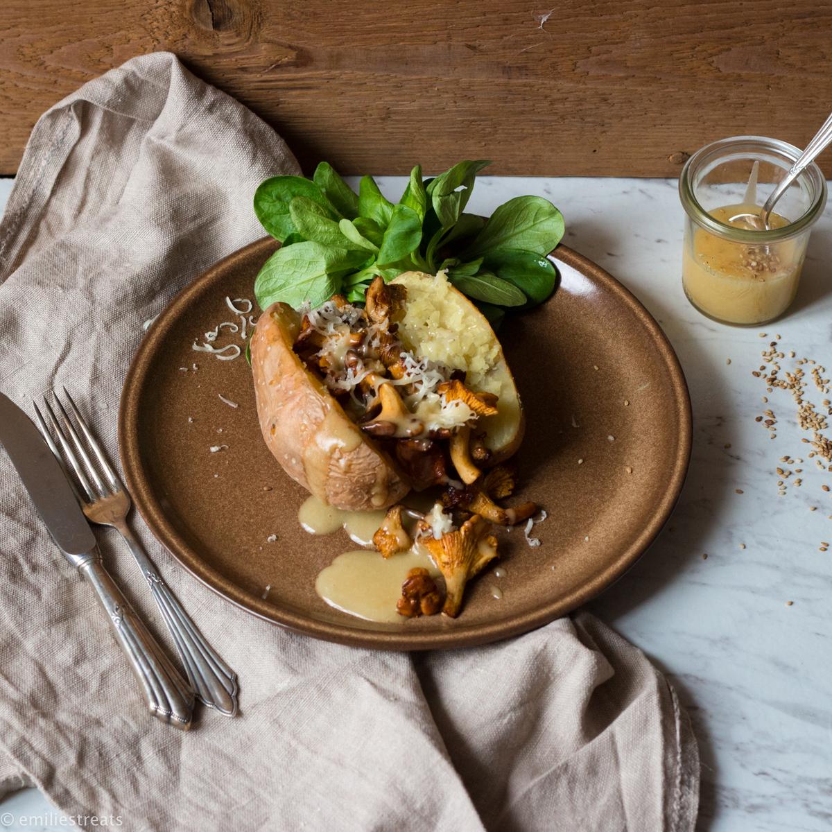 Rezeptbild: Kumpir mit Pfifferlingen und Sesam-Mayonnaise