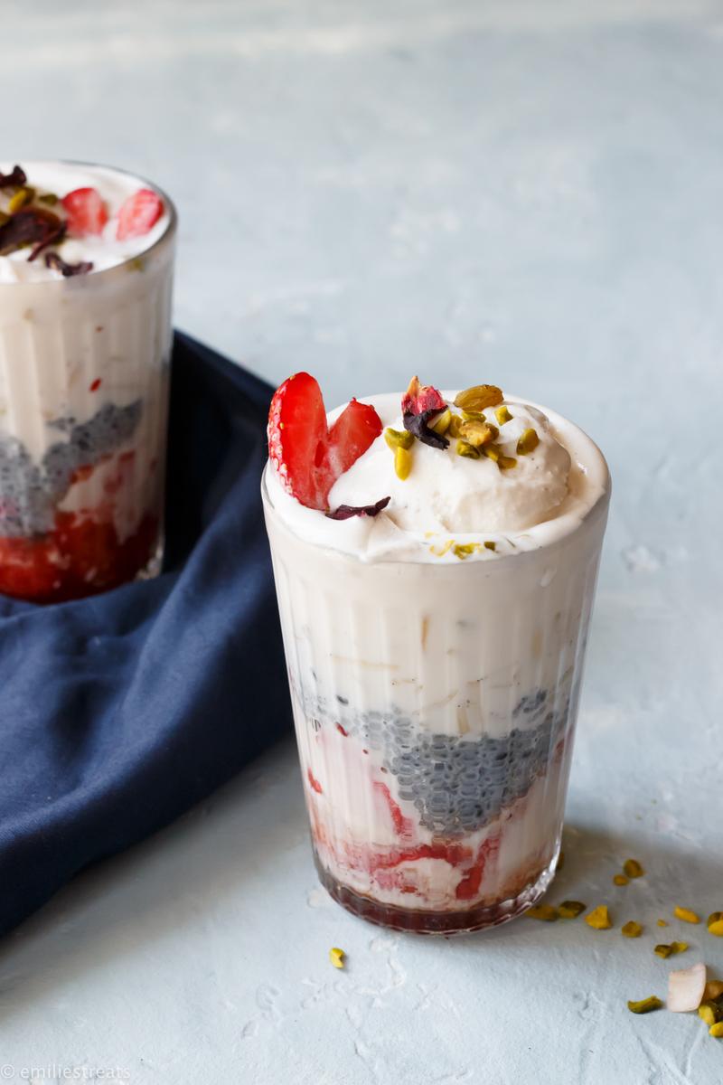 Rezeptbild: Falooda – indisches Eisgetränk mit Basilikumsamen