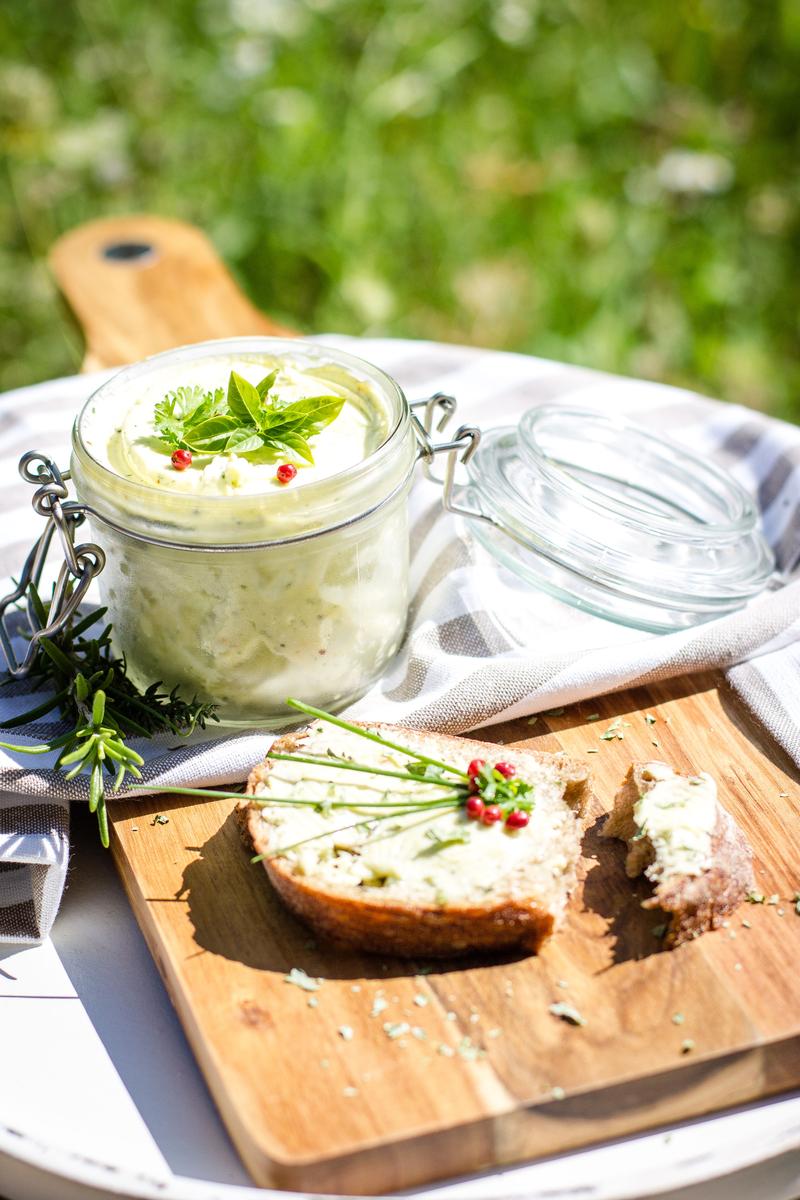 Rezeptbild: Kräuterbutter selbst gemacht