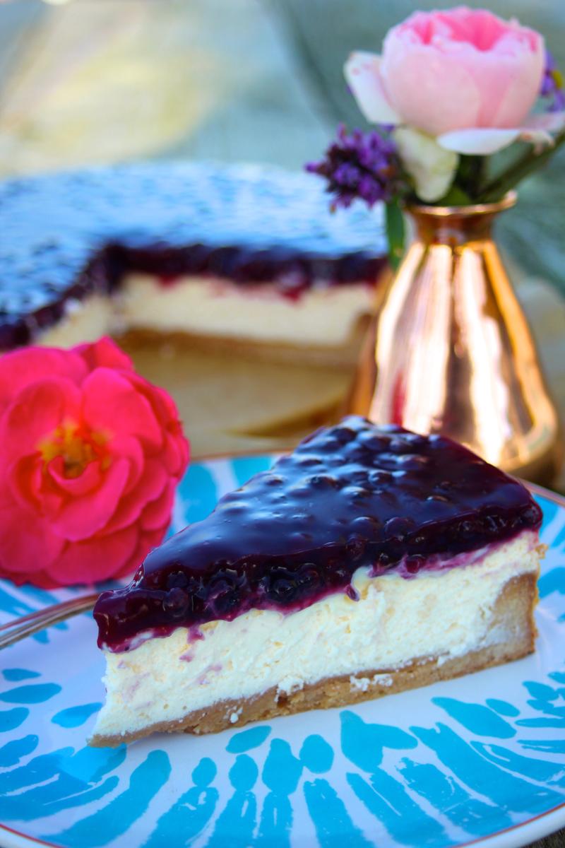 Rezeptbild: Käse-Tarte mit weißer Schokolade und Blaubeeren