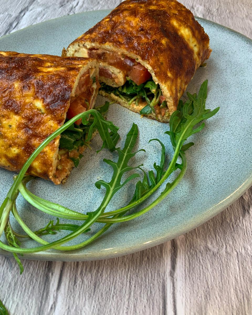 Rezeptbild: Low carb Pizzarolle vegane Salami, Mozzarella, Tomate & Rucola