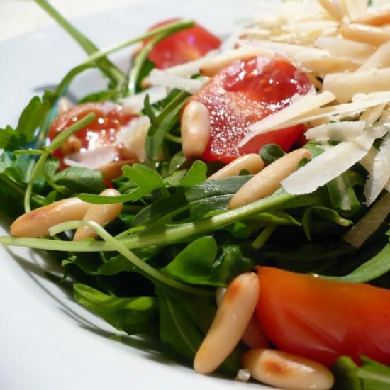 Rezeptbild: Rucola mit Kirschtomaten, Pinienkernen und Parmesan