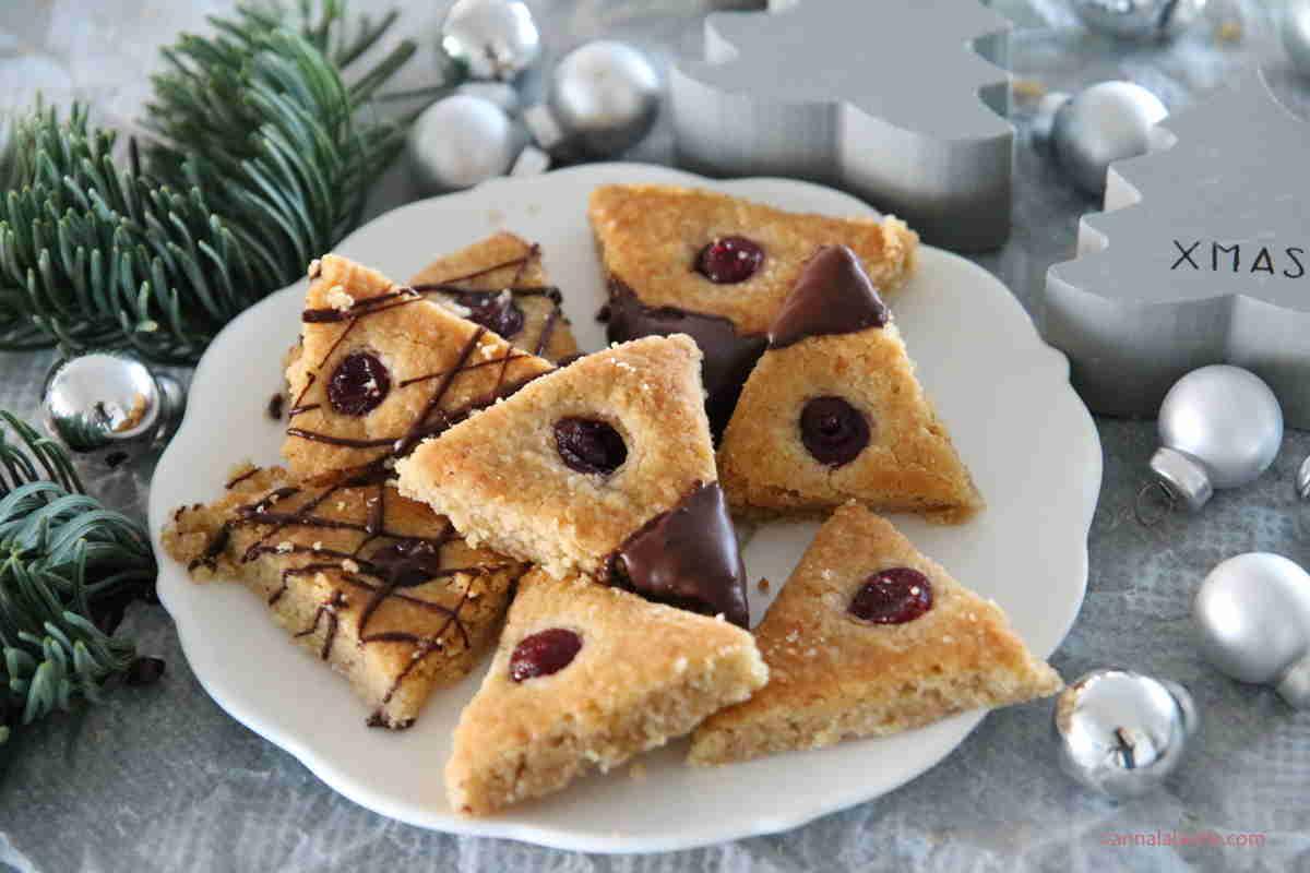 Rezeptbild:  Walnussecken mit  Johannisbeertüpfelchen