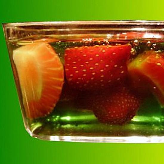 Rezeptbild: Erdbeeren in Waldmeister-Gelee