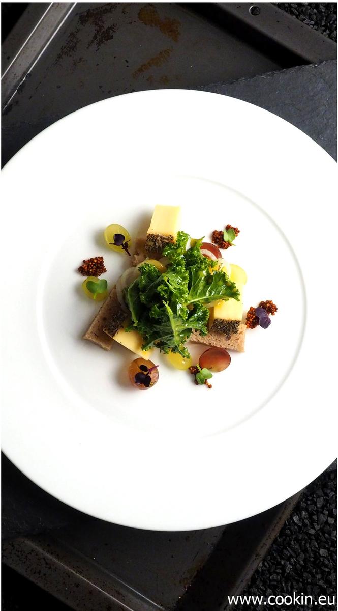 Rezeptbild: Bergkäse, roh marinierter Grünkohl, eingelegter Kohlrabi, Weintrauben