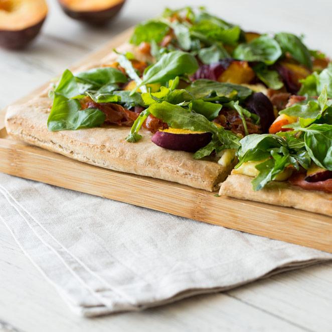 Rezeptbild: Sommerpizza mit Pfirsich, Parmaschinken und Rucola