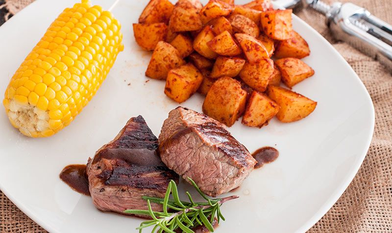 Rezeptbild: Rinderfilet mit Maiskolben & Kartoffelecken