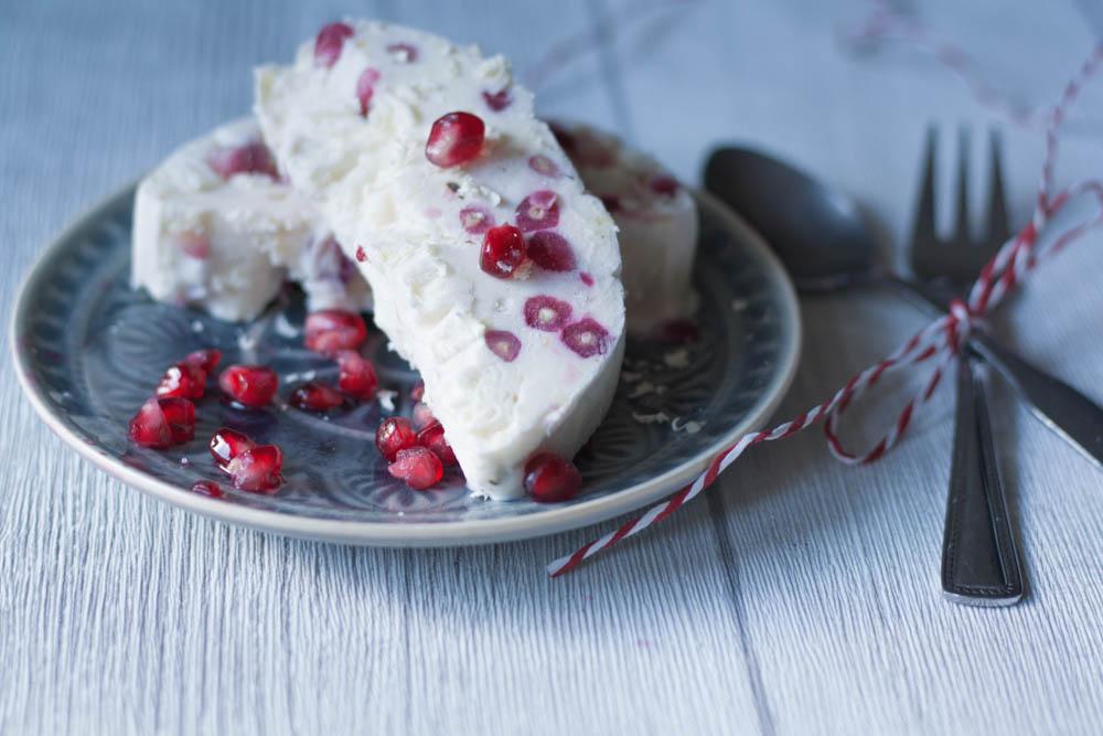 Rezeptbild: Quarkparfait mit weißer Schokolade und Granatapfel