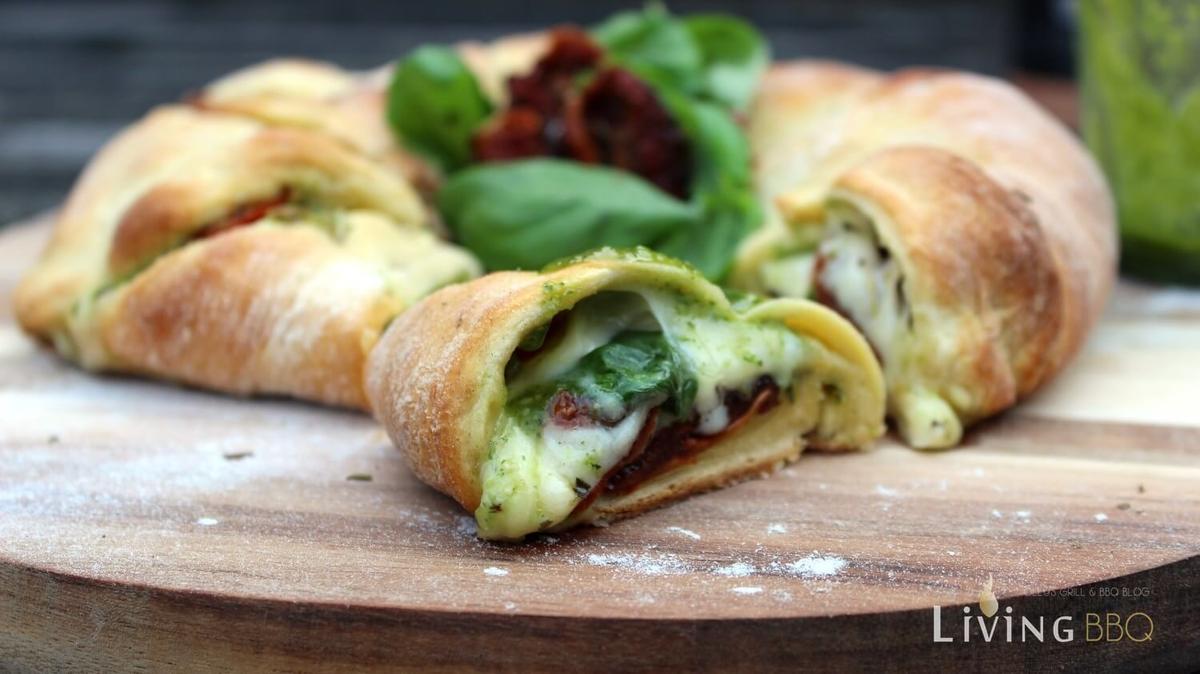 Rezeptbild: Tomate Mozzarella Caprese im Croissantteig