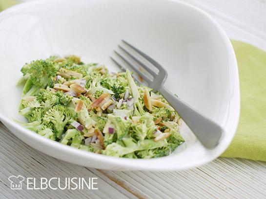 Rezeptbild: Brokkolisalat – himmlisch cremig, nussig, knackig!